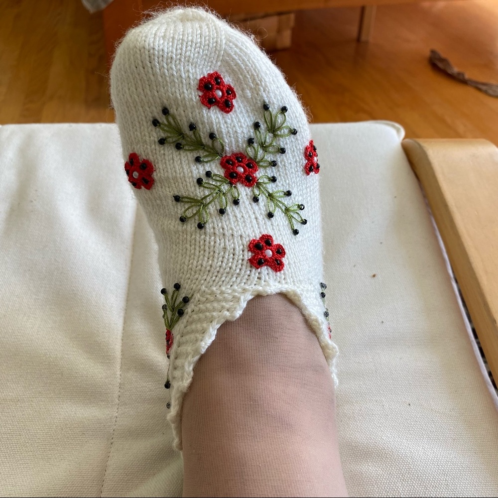 Handmade artisan slippers with emroidery - Picture 3 of 4